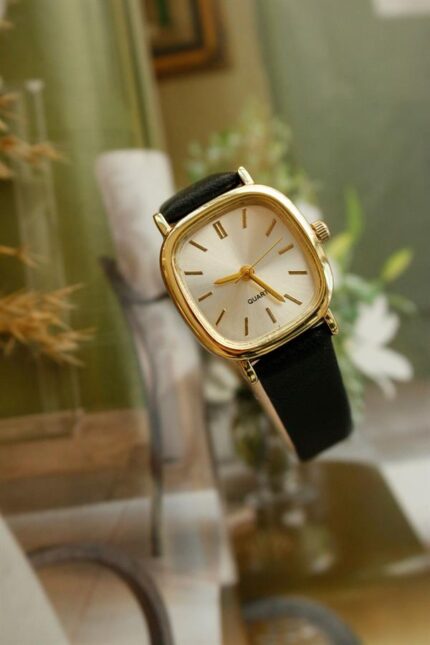 <tc>Nouvelle montre Beathriz noire avec cadran doré_x000D_

</tc>