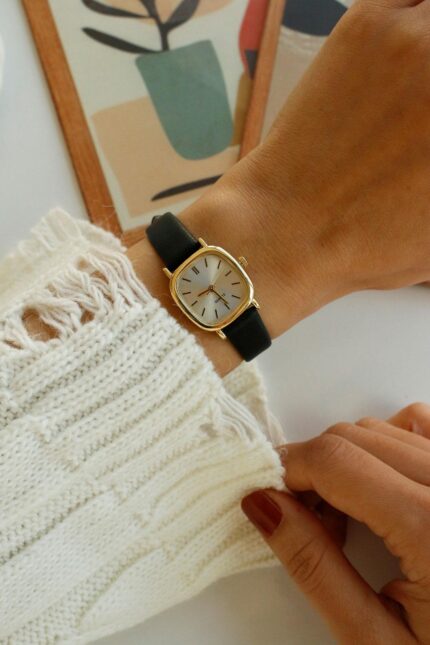 <tc>Montre New Beathriz avec cadran noir et cadre doré_x000D_

</tc>