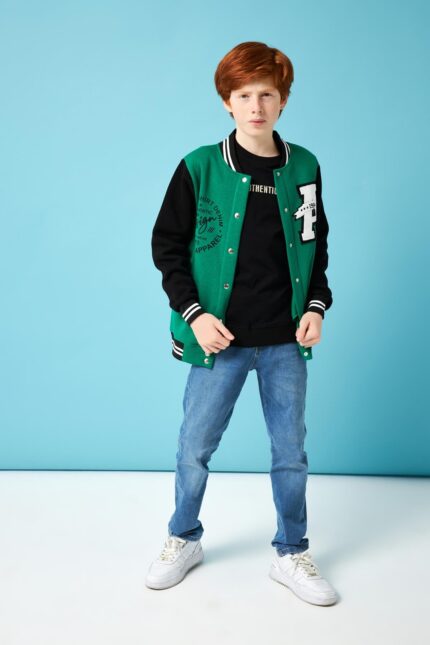 <tc>Veste de collège pour garçon 001 avec détail imprimé</tc>