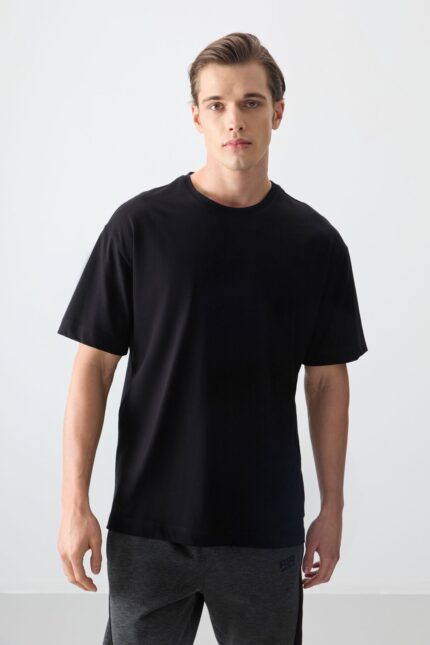<tc>T-shirt basique oversize pour homme en coton 100%, à la texture épaisse et douce._x000D_

</tc>