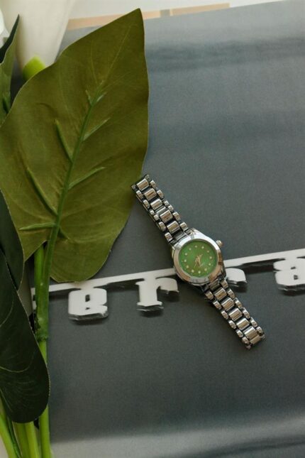 <tc>Montre-bracelet Melody Silver avec intérieur vert et boîtier en métal._x000D_

</tc>