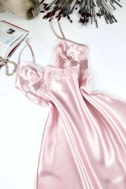 <tc>Faryanight nuisette en satin soyeux avec détails en dentelle et bretelles fines.</tc>