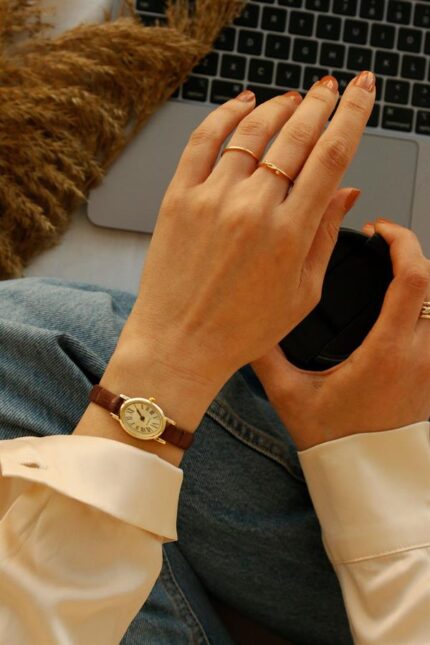 <tc>Montre minimaliste Justina à cadran ovale avec bracelet en cuir marron_x000D_

</tc>