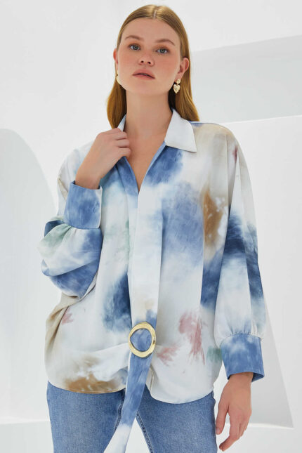 <tc>Chemise en satin oversize et fluide pour femme 907.</tc>