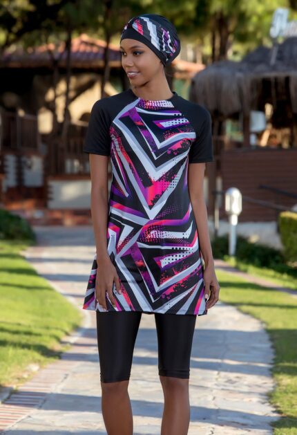 <tc>Maillot de bain modeste pour femme semi-couvert avec motifs géométriques et détails publicitaires sur les manches</tc>