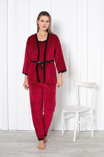 <tc>Ensemble de pyjama en velours à trois pièces avec robe de chambre, détails en dentelle, style rêveur.</tc>